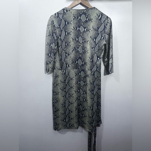 Elegant Snake Print Wrap Dress - Picture 6 of 9